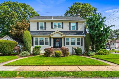 Photo of 2 Derby Court, Malverne, NY 11565 (MLS # 914572)