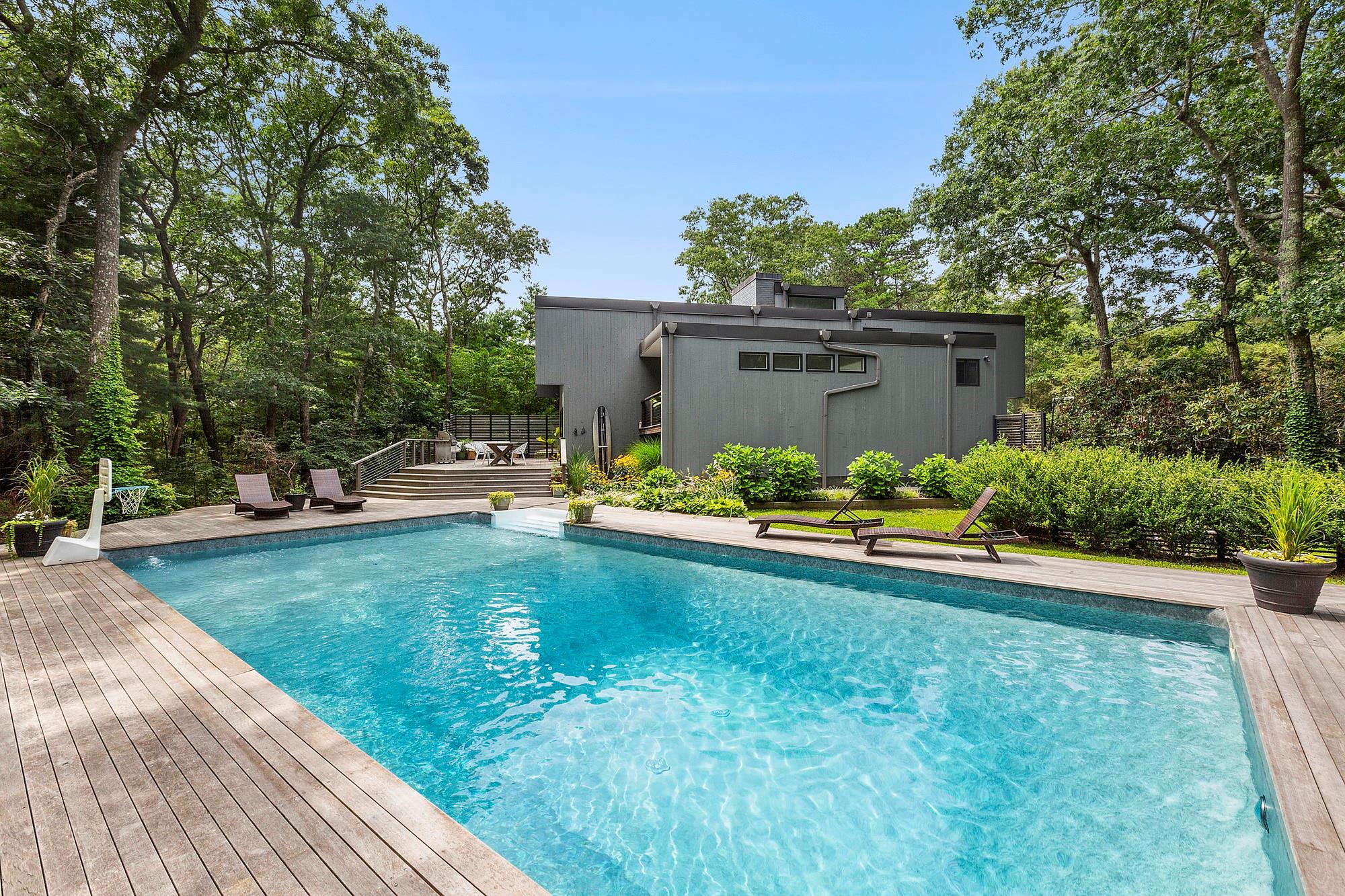 6 Woodland Way