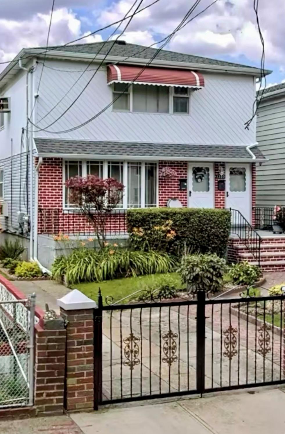 Rental Property at Dickens Street, Bayswater, Queens, NY - Bedrooms: 3 
Bathrooms: 1 
Rooms: 5  - $2,400 MO.
