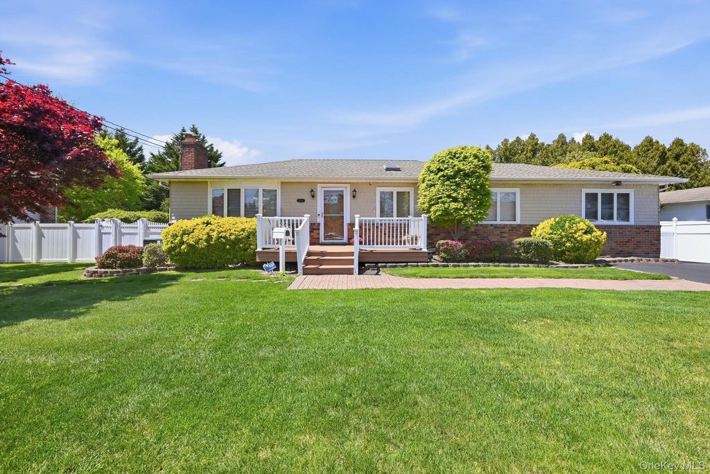 Photo of 164 Eastwood Avenue, Deer Park, NY 11729 (MLS # 990680)