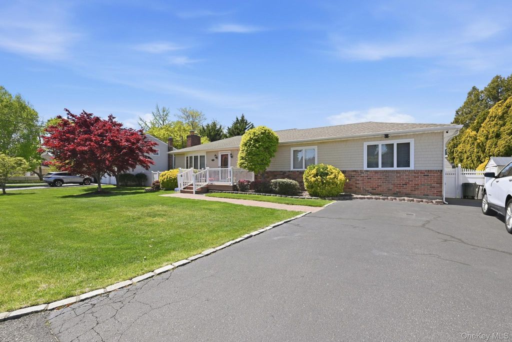 Photo of 164 Eastwood Avenue, Deer Park, NY 11729 (MLS # 990680)