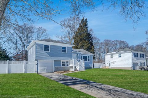Photo of 122 Weaver Road, West Sayville, NY 11796 (MLS # 966138)