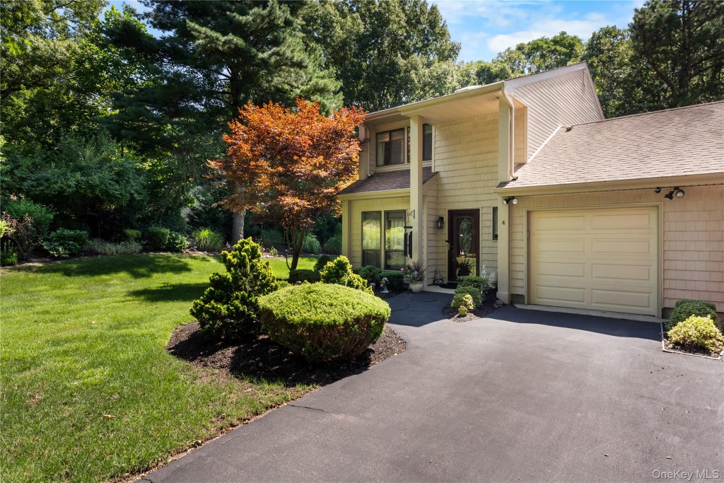 Photo of 4 Lyndon Court, Bohemia, NY 11716 (MLS # 1056058)