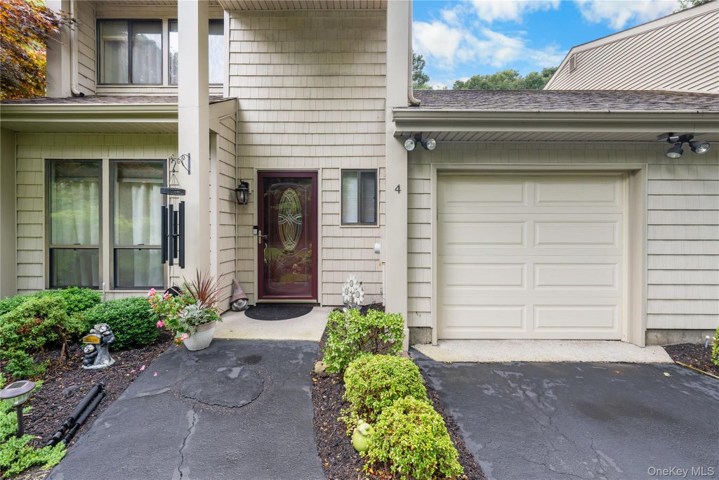Photo of 4 Lyndon Court, Bohemia, NY 11716 (MLS # 1056058)