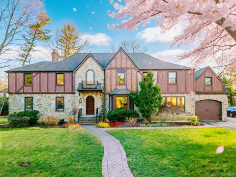 Homes For Sale - 18 Robin Way<br/> Great Neck, NY 11021