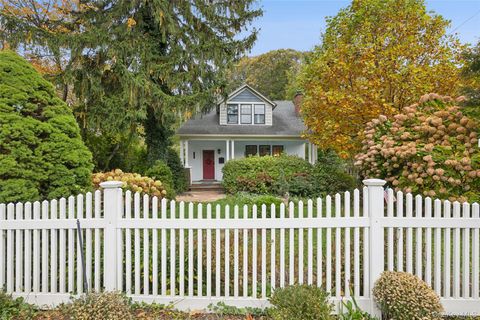 Photo of 105 Soundview Road, Huntington, NY 11743 (MLS # 926532)