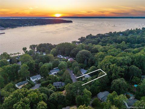 Homes For Sale - 21 Woodridge Lane<br/> Sea Cliff, NY 11579