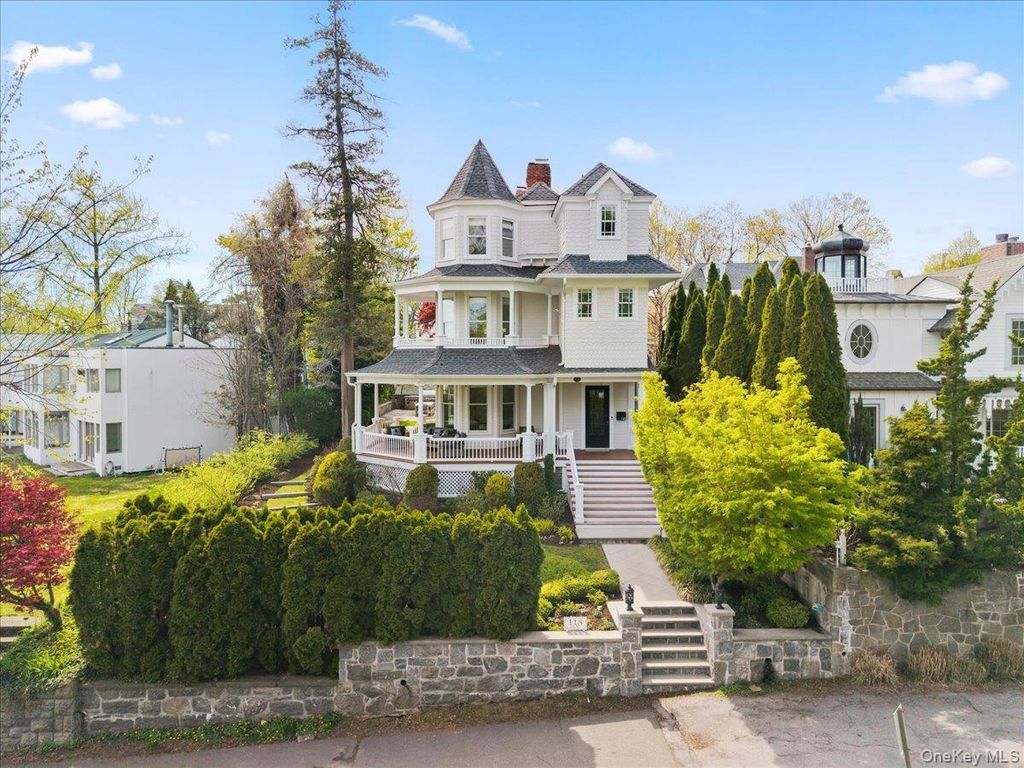 Photo of 118 Park Avenue, Larchmont, NY 10538 (MLS # 972023)