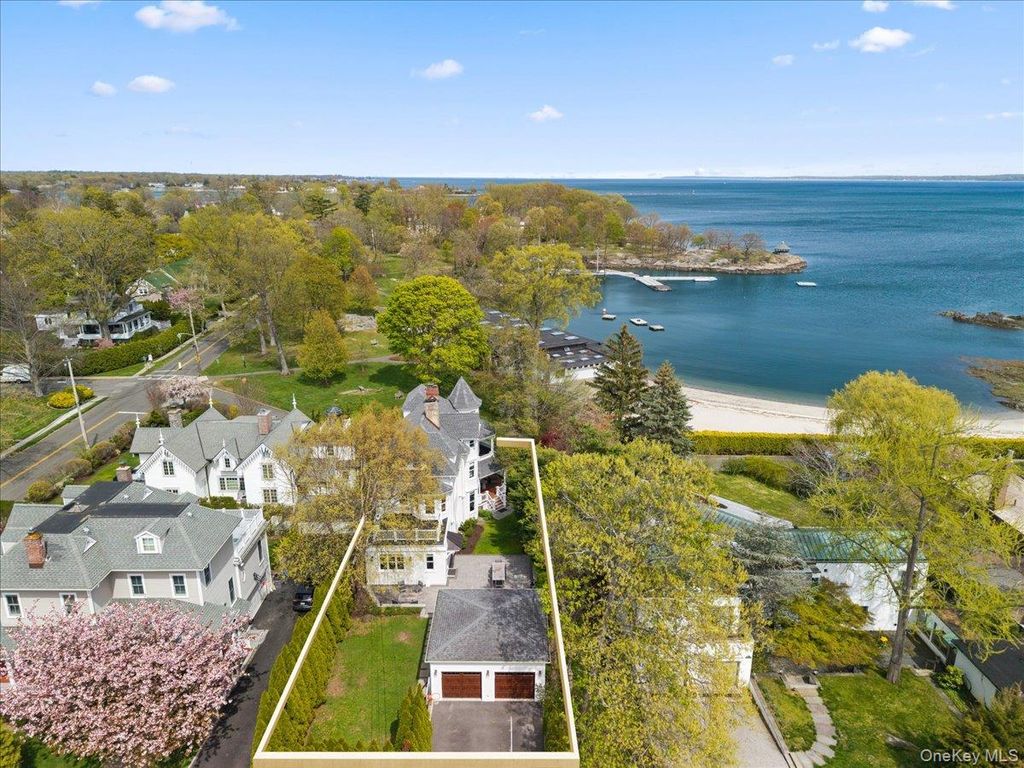 Photo of 118 Park Avenue, Larchmont, NY 10538 (MLS # 972023)