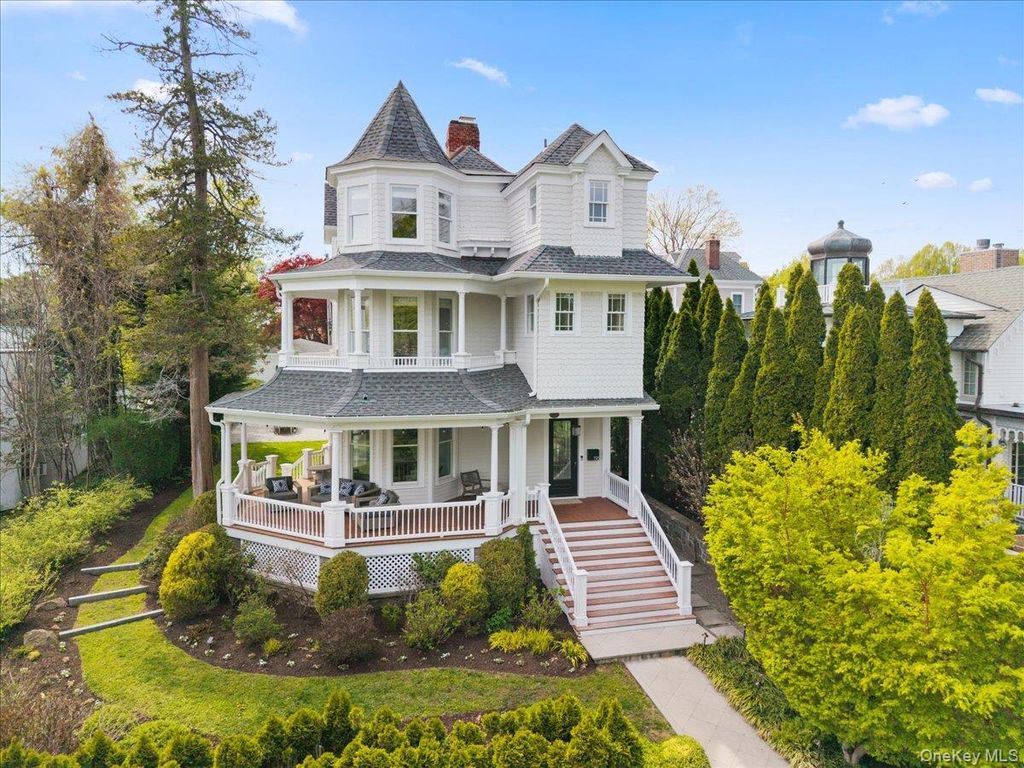 Photo of 118 Park Avenue, Larchmont, NY 10538 (MLS # 972023)
