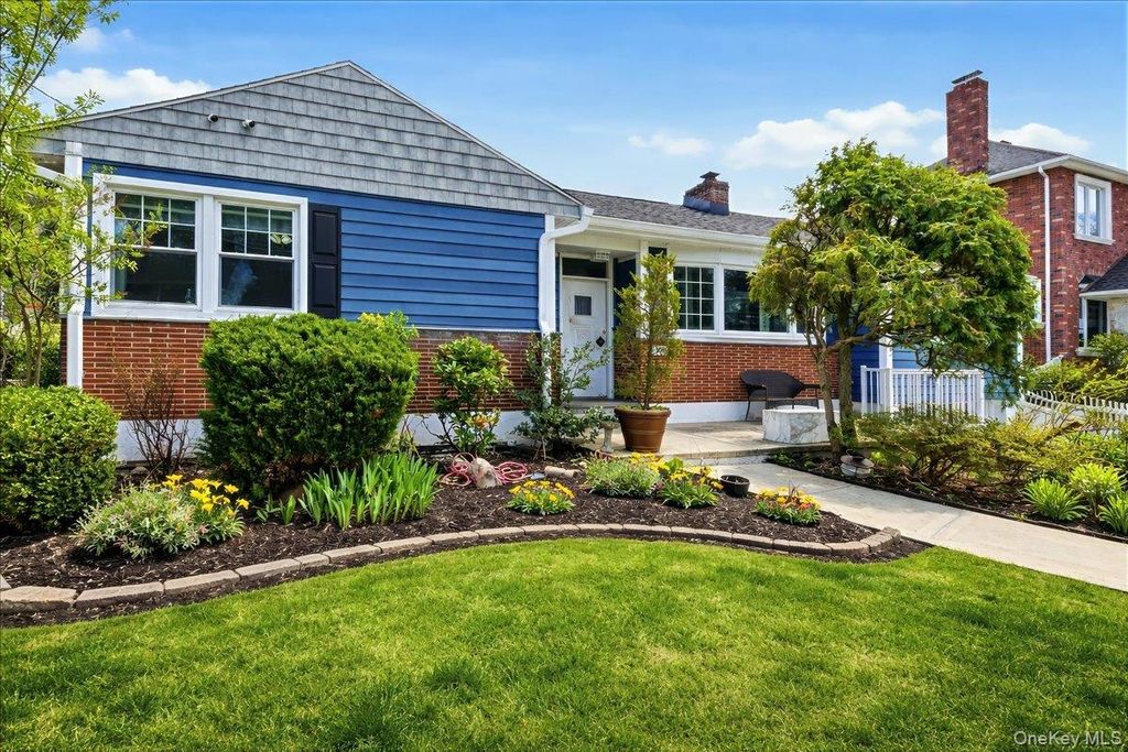 Photo of 32 Agawam N, Yonkers, NY 10704 (MLS # 977955)