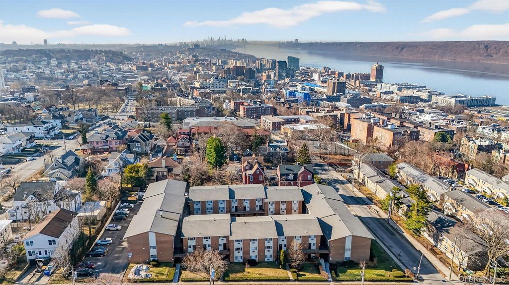 Photo of 150 Glenwood Avenue #F5, Yonkers, NY 10703 (MLS # 970572)