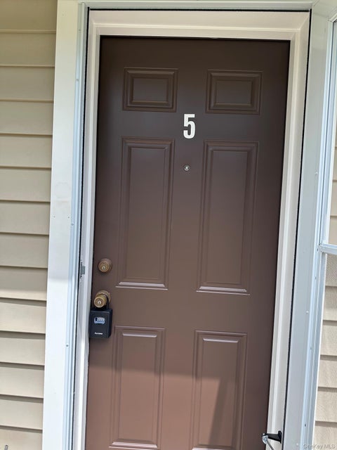 Apartment For Rent - 1 Gilbert Avenue #5<br/> Suffolk County, Smithtown, NY 11787