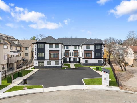 Photo of 15 Warren Court #214, Monsey, NY 10952 (MLS # 985481)