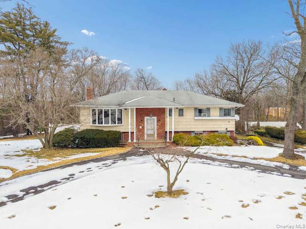 Photo of 14 Jeffrey Lane, Great Neck, NY 11020 (MLS # 963868)