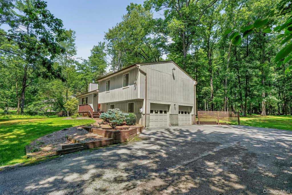 Photo of 98 Wildwood Circle, Bloomingburg, NY 12721 (MLS # 886809)