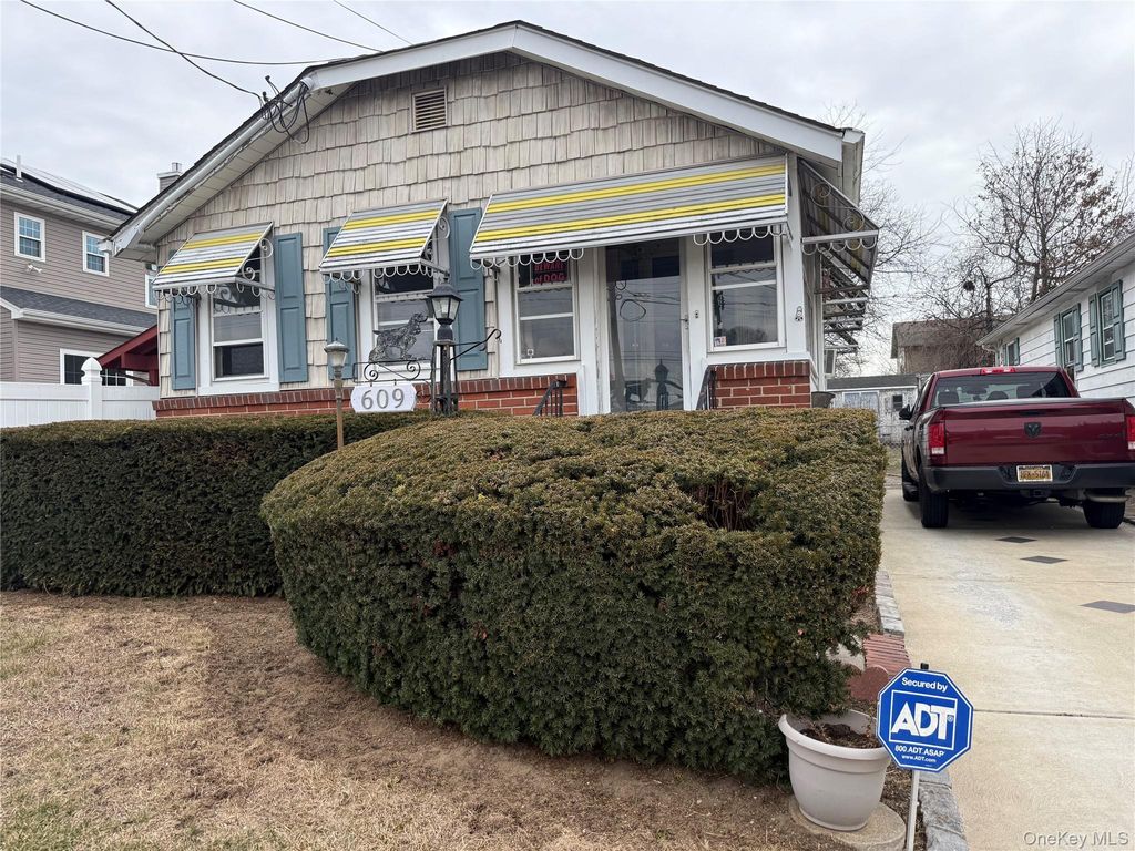 Photo of 609 Hempstead Gardens Drive, West Hempstead, NY 11552 (MLS # 954500)