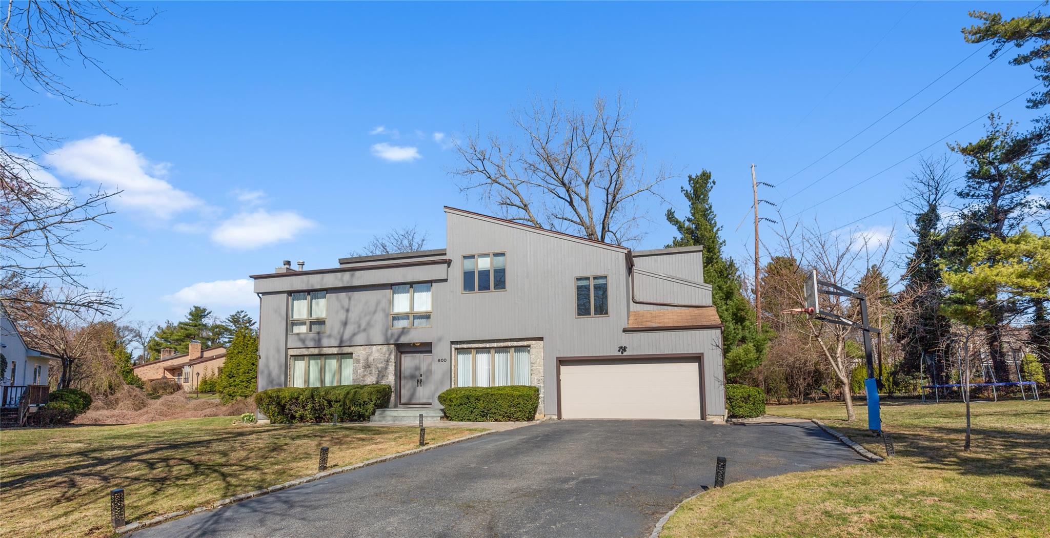 600 Oak Ridge Lane, Albertson, New York image 2