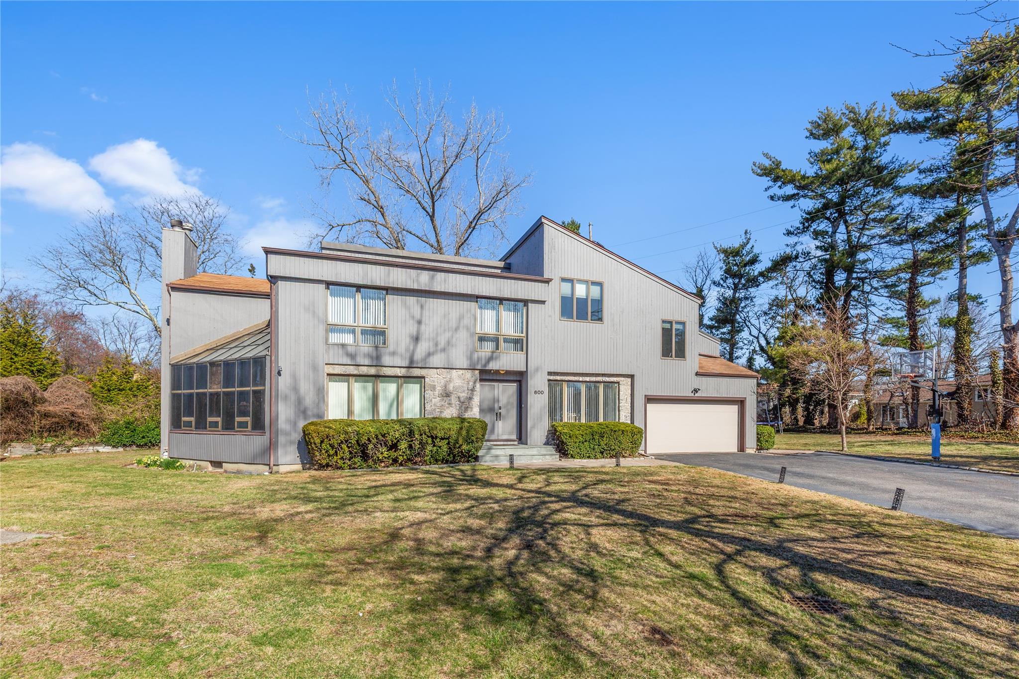 600 Oak Ridge Lane, Albertson, New York image 1