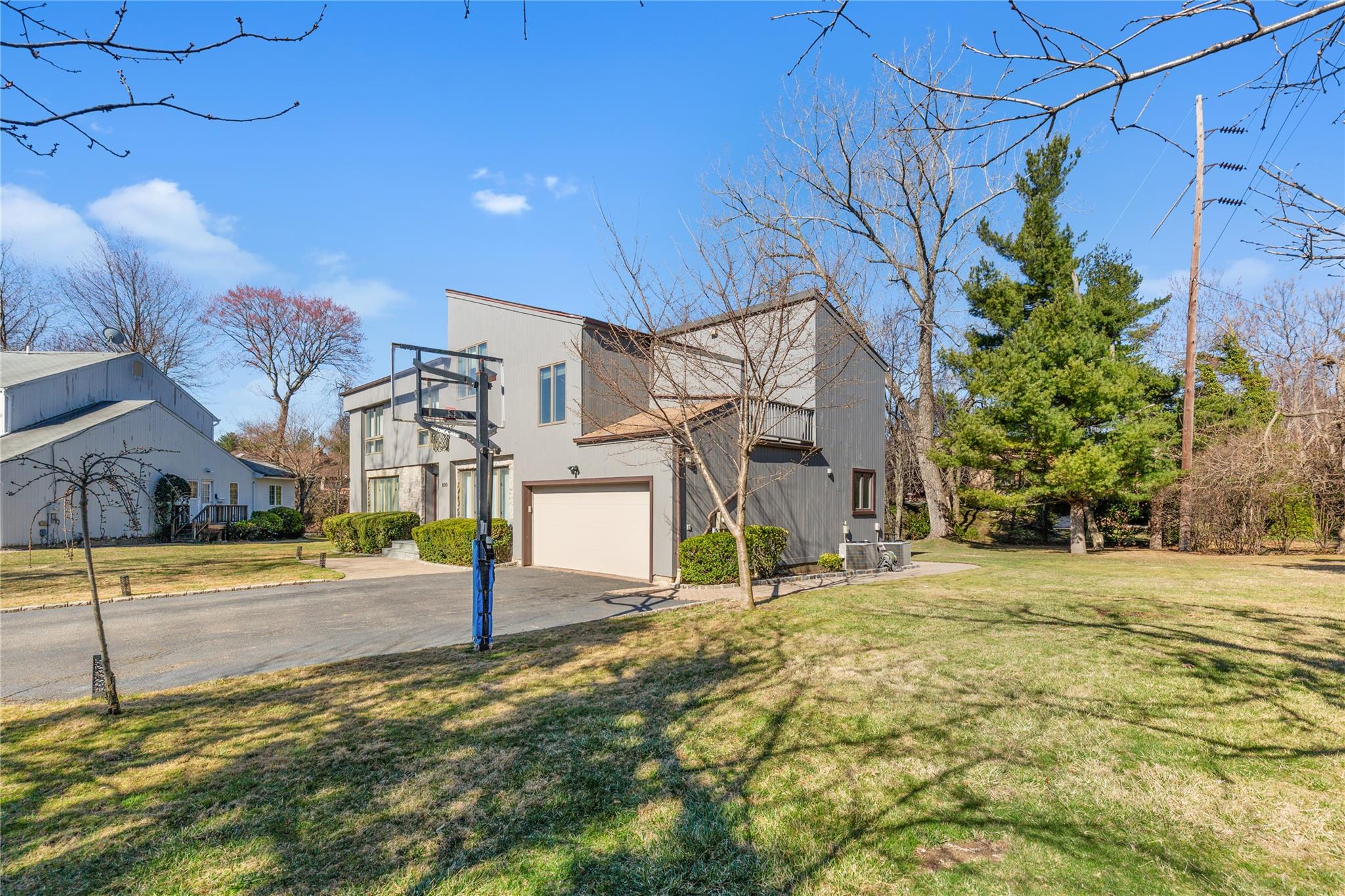 600 Oak Ridge Lane, Albertson, New York image 4