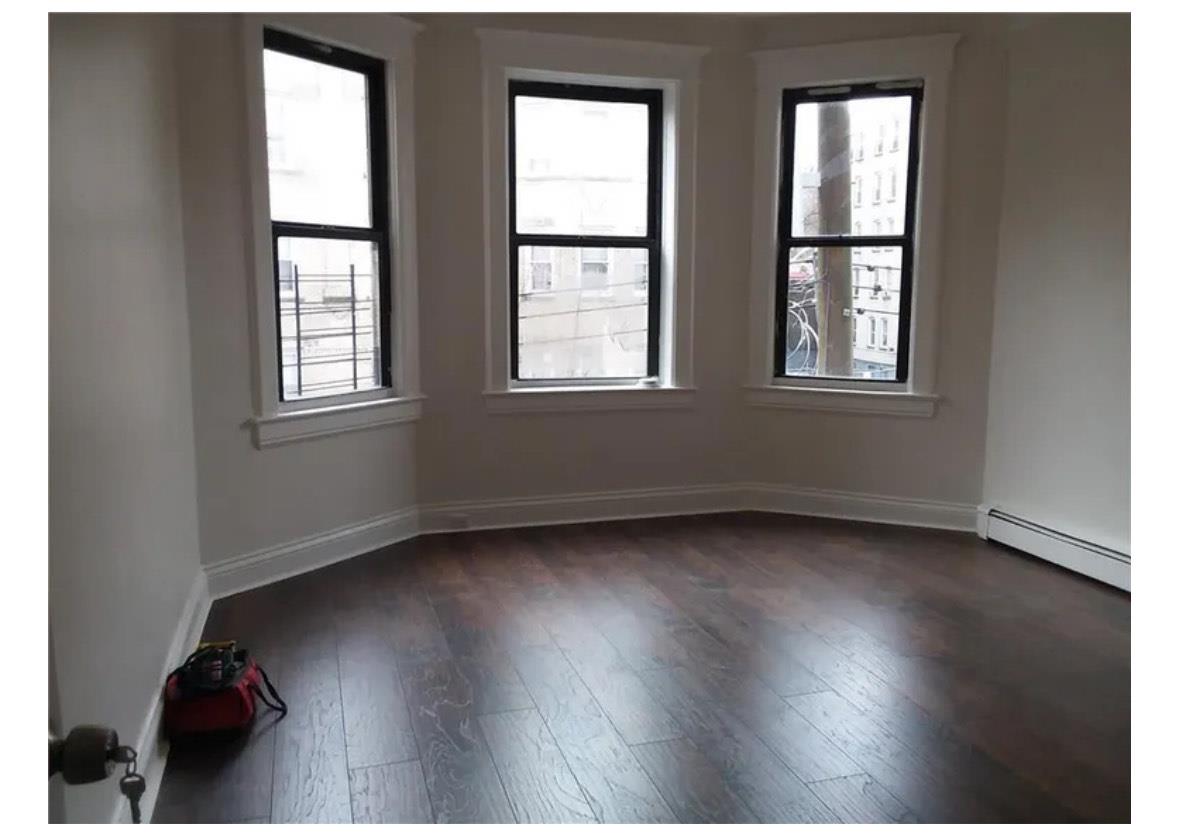 Lawrence St St, Yonkers, New York - 4 Bedrooms  
1 Bathrooms  
8 Rooms - 