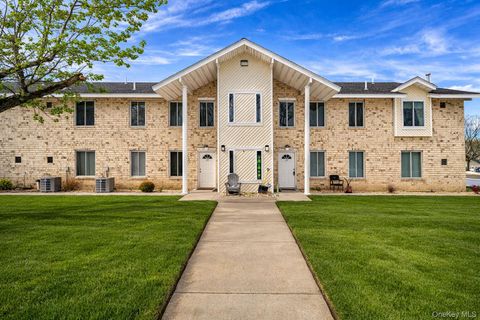 Homes For Sale - 30 El Camino Ct Ct #30<br/> Coram, NY 11727