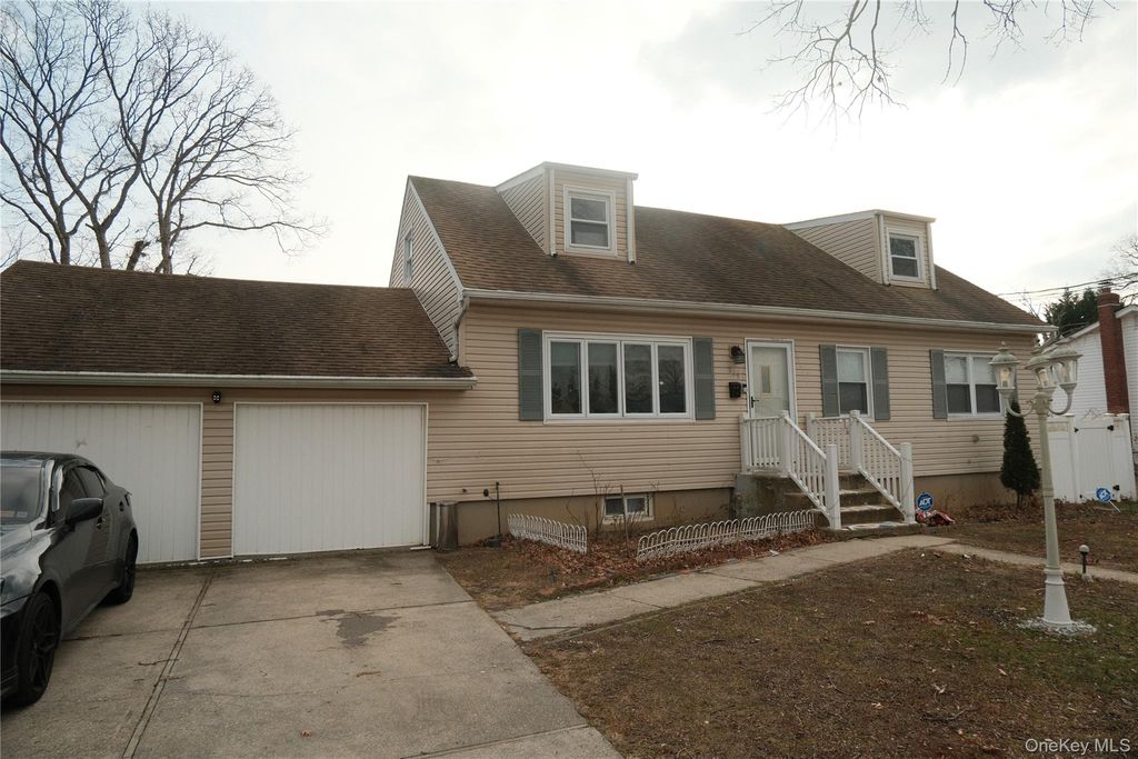 Photo of 839 7th Street, West Babylon, NY 11704 (MLS # 942002)