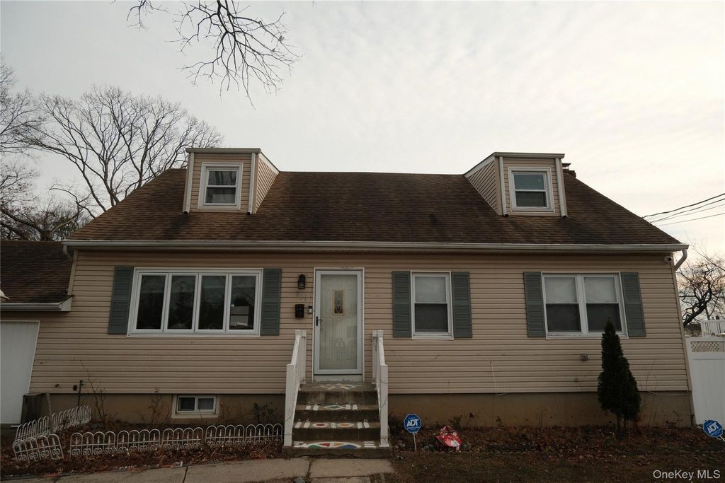 Photo of 839 7th Street, West Babylon, NY 11704 (MLS # 942002)