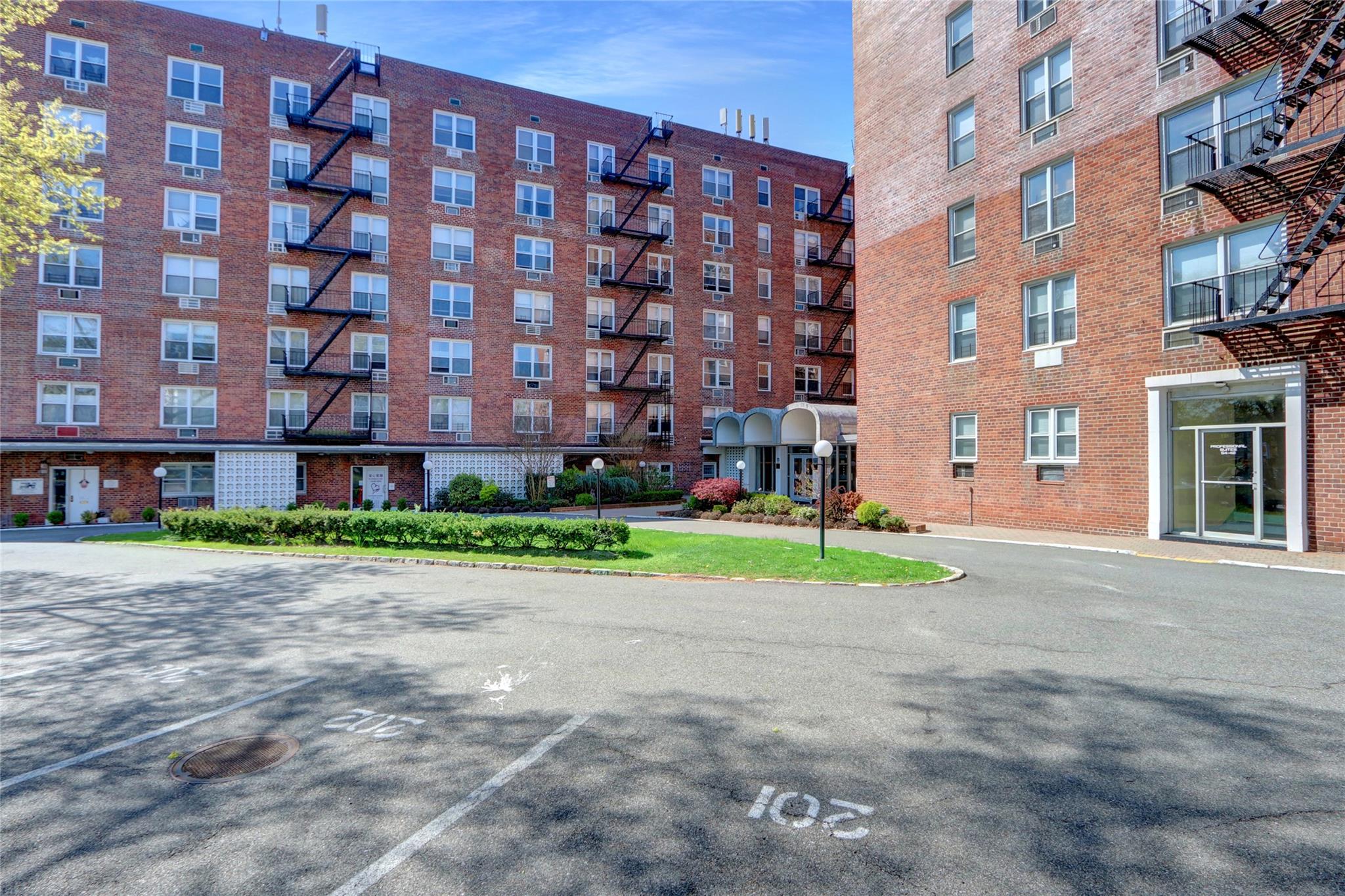 54-44 Little Neck Parkway #3R, Little Neck, New York image 3