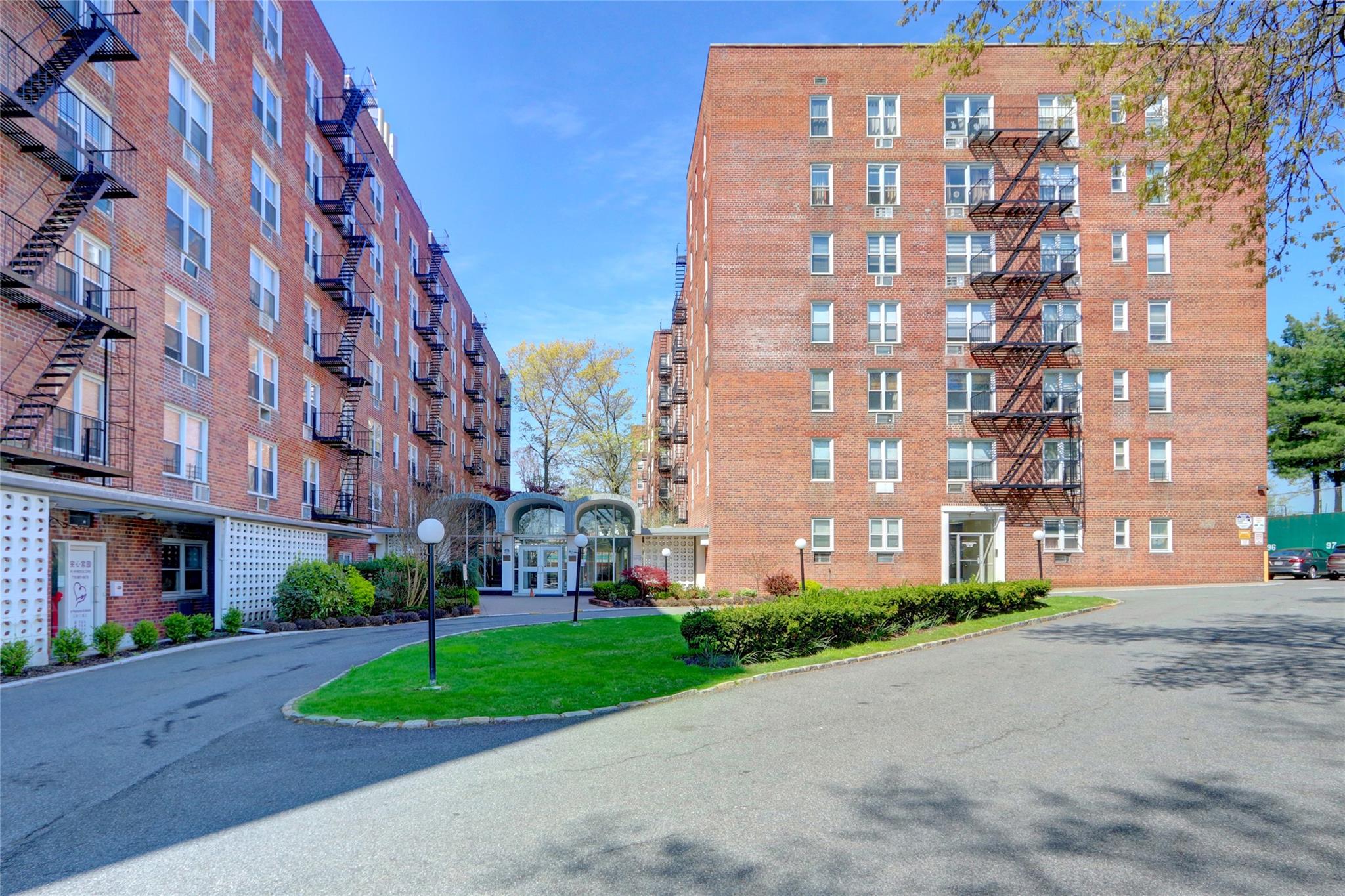 54-44 Little Neck Parkway #3R, Little Neck, New York image 2