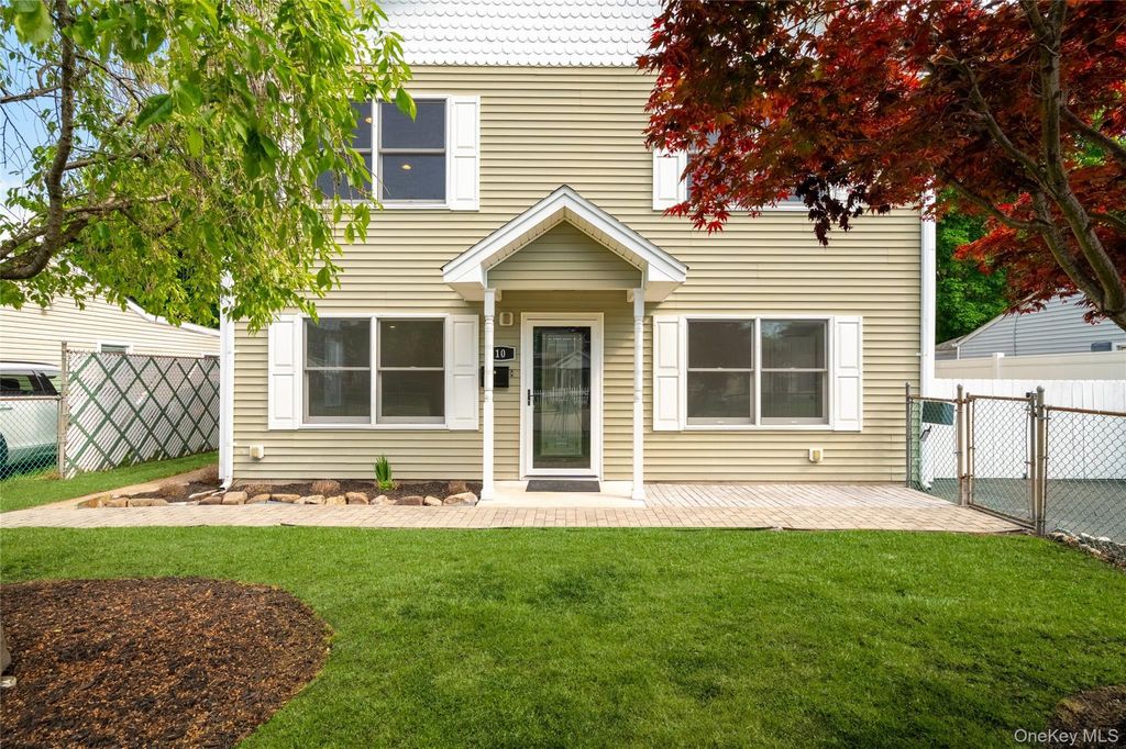Photo of 10 Kwiecinski Street, West Haverstraw, NY 10993 (MLS # 999291)