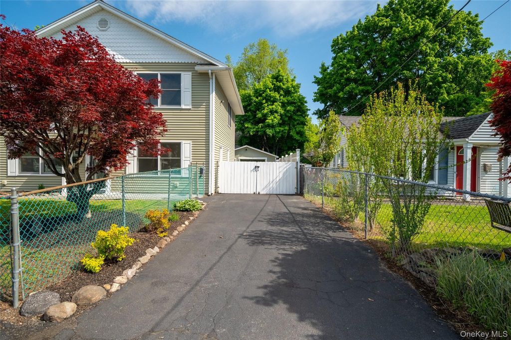 Photo of 10 Kwiecinski Street, West Haverstraw, NY 10993 (MLS # 999291)