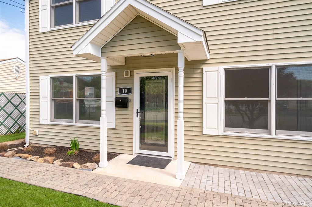 Photo of 10 Kwiecinski Street, West Haverstraw, NY 10993 (MLS # 999291)