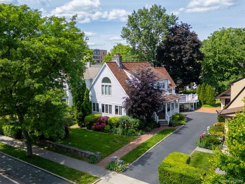 Homes For Sale - 217 Larchmont Avenue<br/> Westchester County, Larchmont, NY 10538