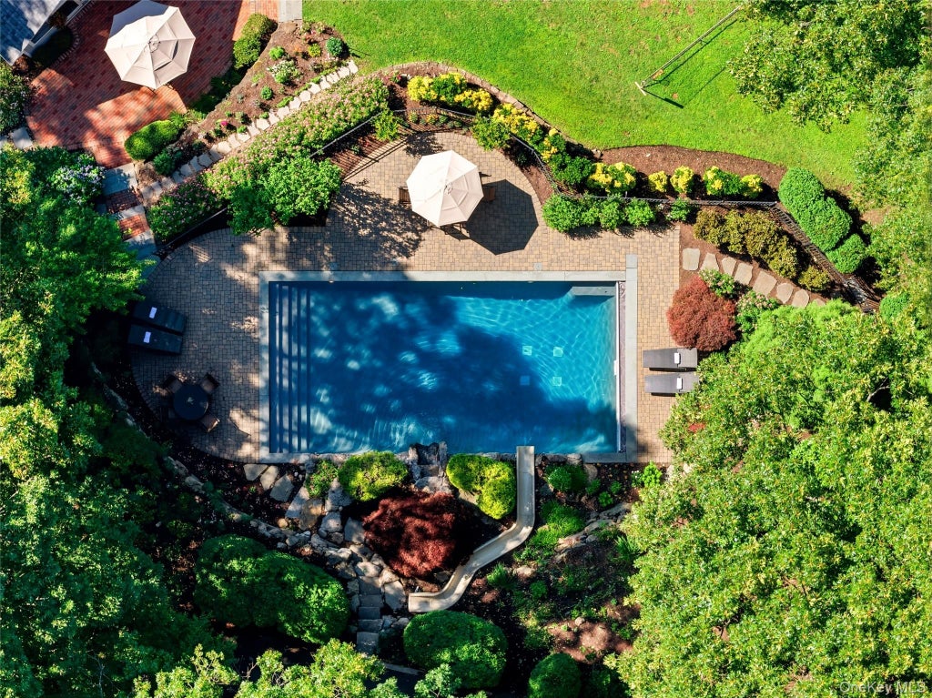 Photo of 31 Crosby Place, Cold Spring Harbor, NY 11724 (MLS # 1039686)