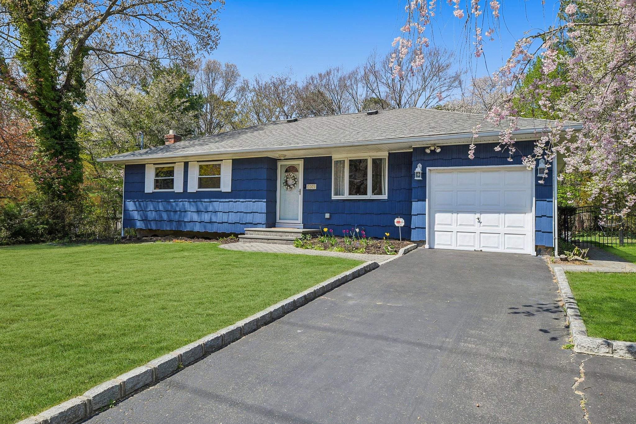 127 Jamaica Avenue, Medford, New York image 1