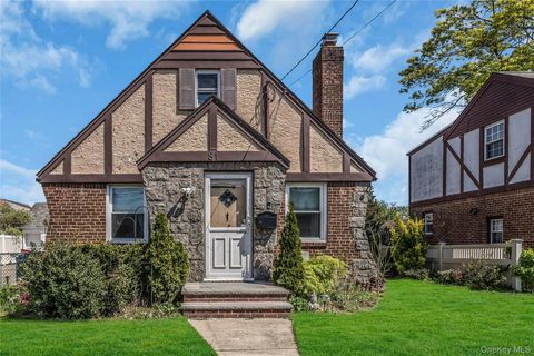 Homes For Sale - 81 Midwood Street<br/> Valley Stream, NY 11580