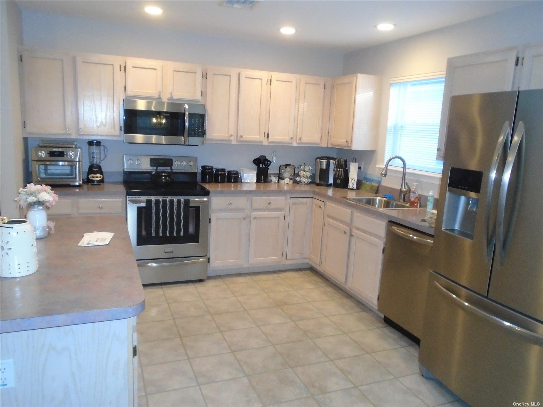 5170 E Village Circle #E170, Manorville, New York image 5