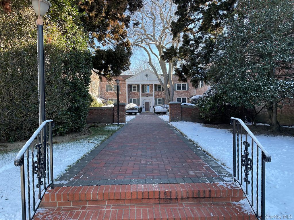 Photo of 43 N Forest Avenue #C21, Rockville Centre, NY 11570 (MLS # 952555)