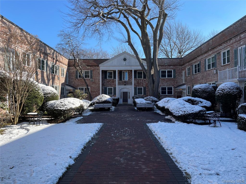 Photo of 43 N Forest Avenue #C21, Rockville Centre, NY 11570 (MLS # 952555)