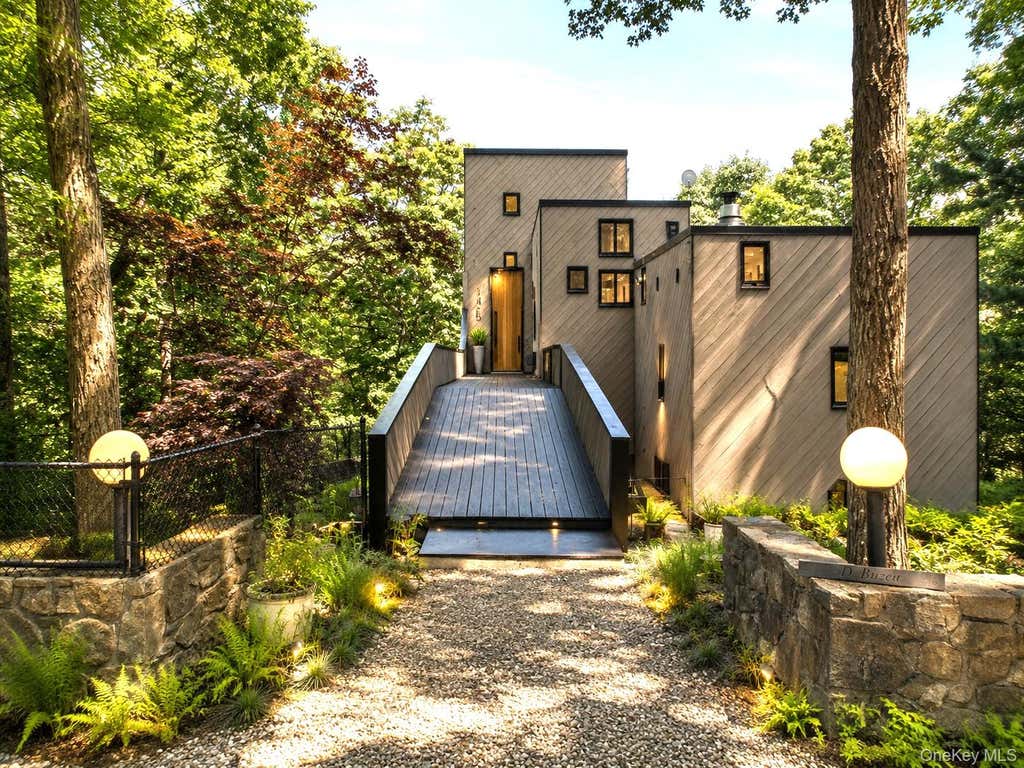 Photo of 8 Cliff Court, Carmel, NY 10512 (MLS # 1006849)