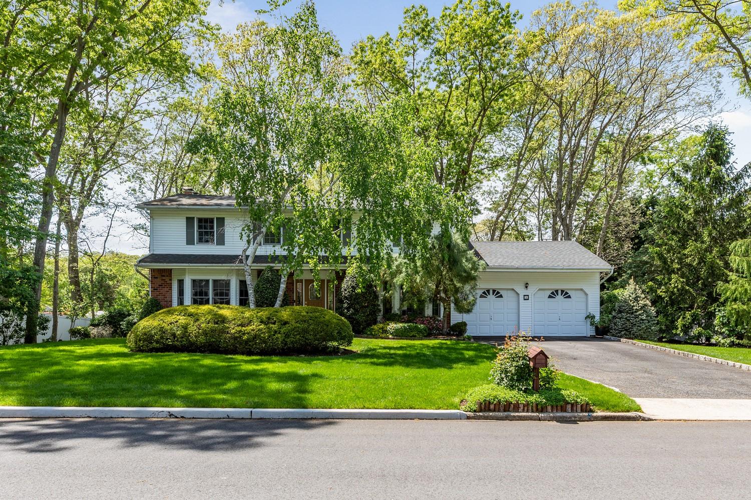 Stuyvesant Circle, East Setauket, Hamptons, NY - 4 Bedrooms  
3 Bathrooms - 