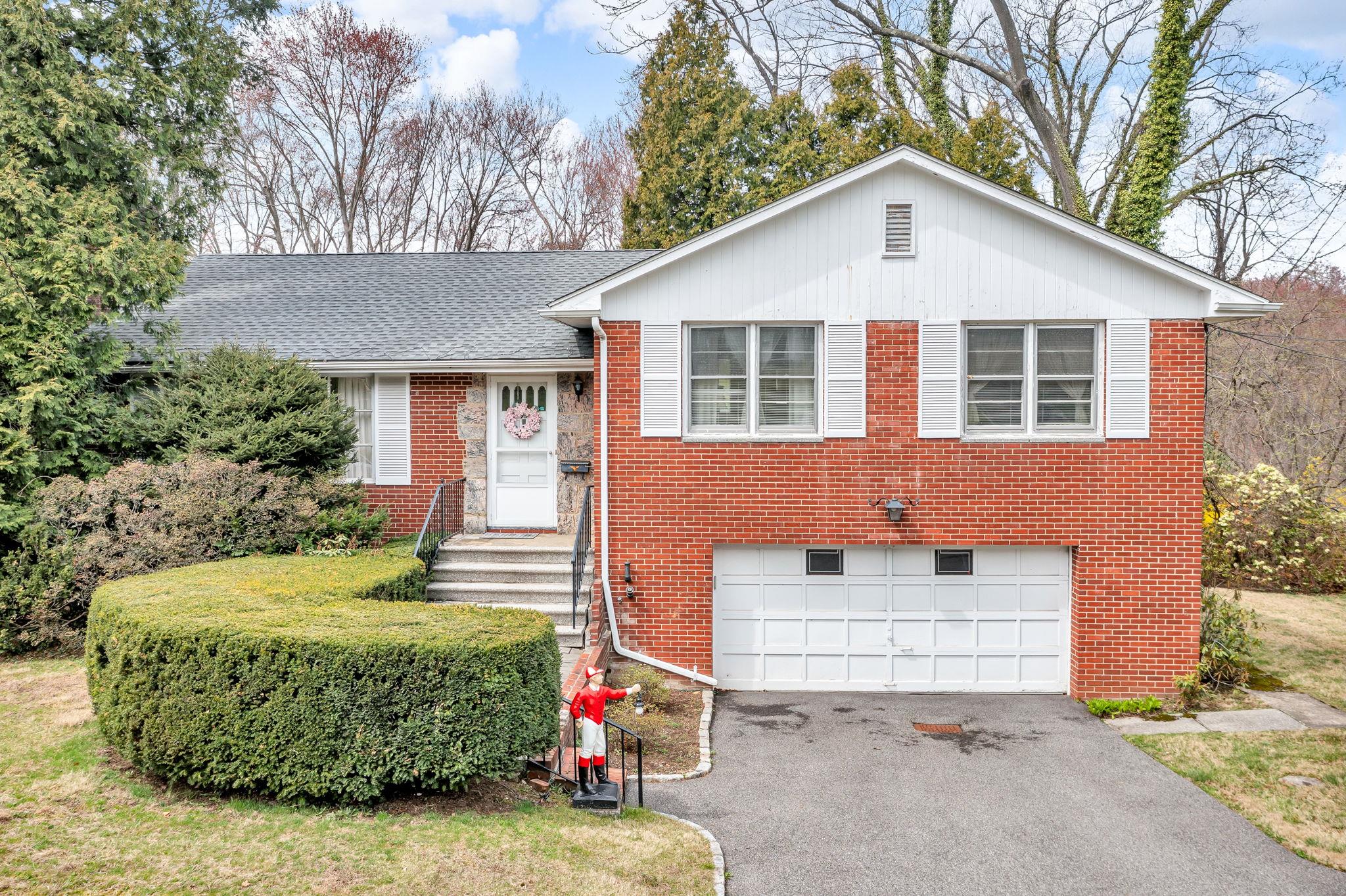 Wrexham Road, Bronxville, New York - 3 Bedrooms  
2 Bathrooms  
7 Rooms - 