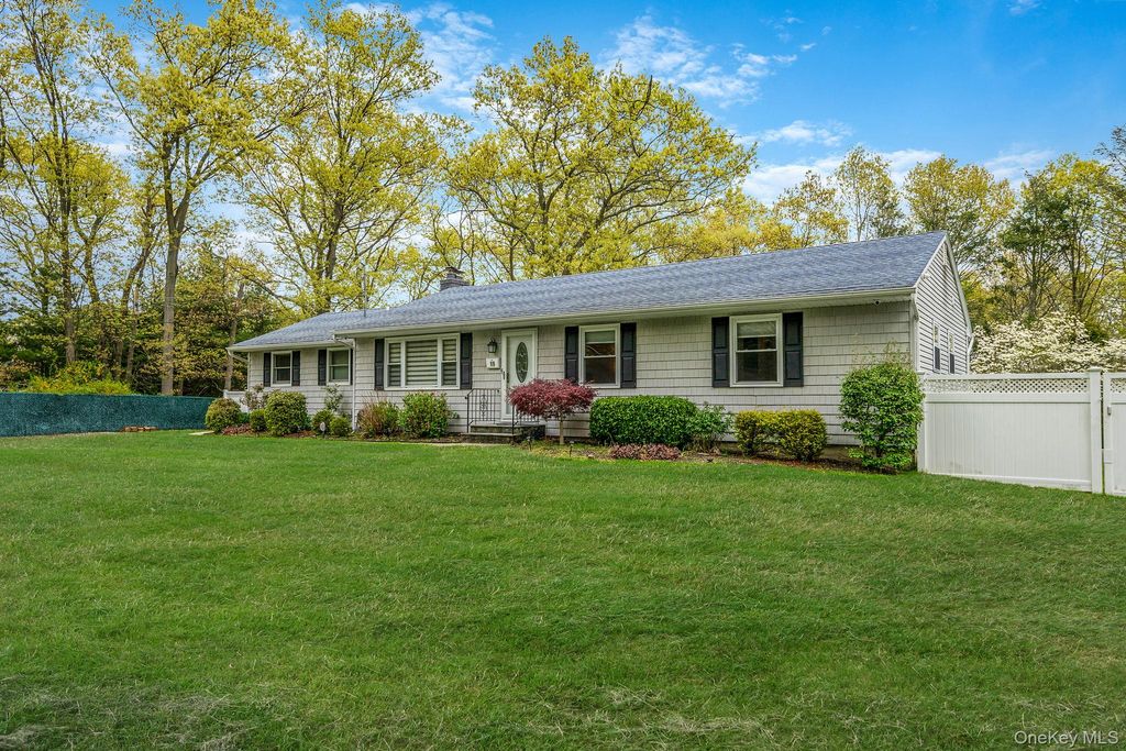 Photo of 19 Pumpkin Road, Saint James, NY 11780 (MLS # 992380)