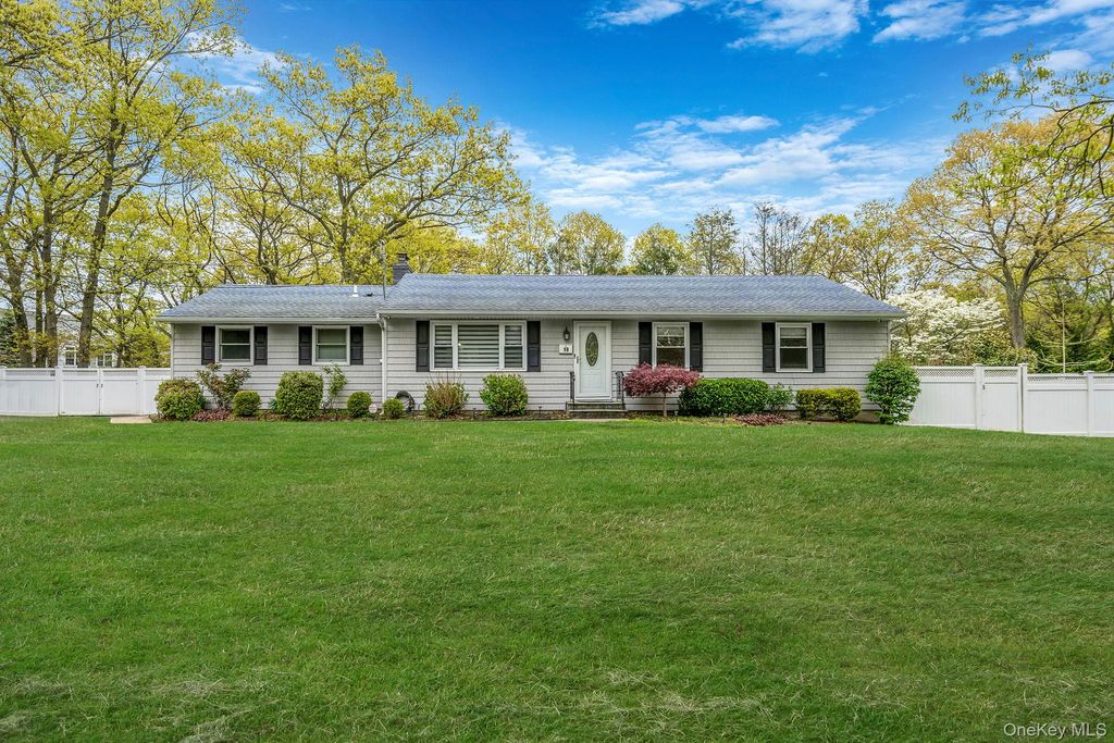 Photo of 19 Pumpkin Road, Saint James, NY 11780 (MLS # 992380)