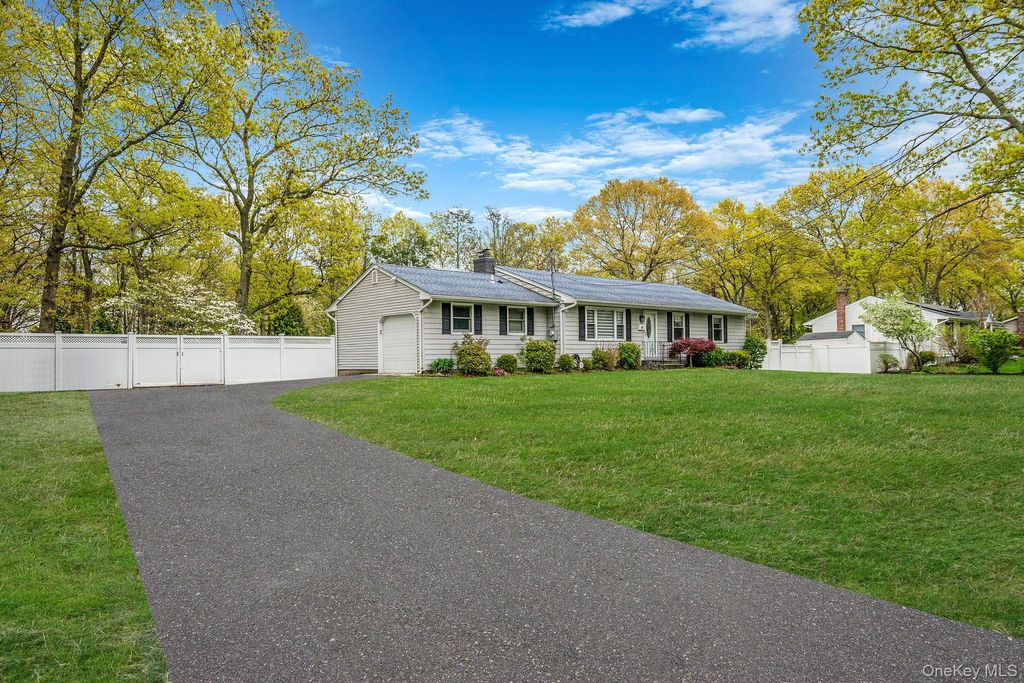 Photo of 19 Pumpkin Road, Saint James, NY 11780 (MLS # 992380)