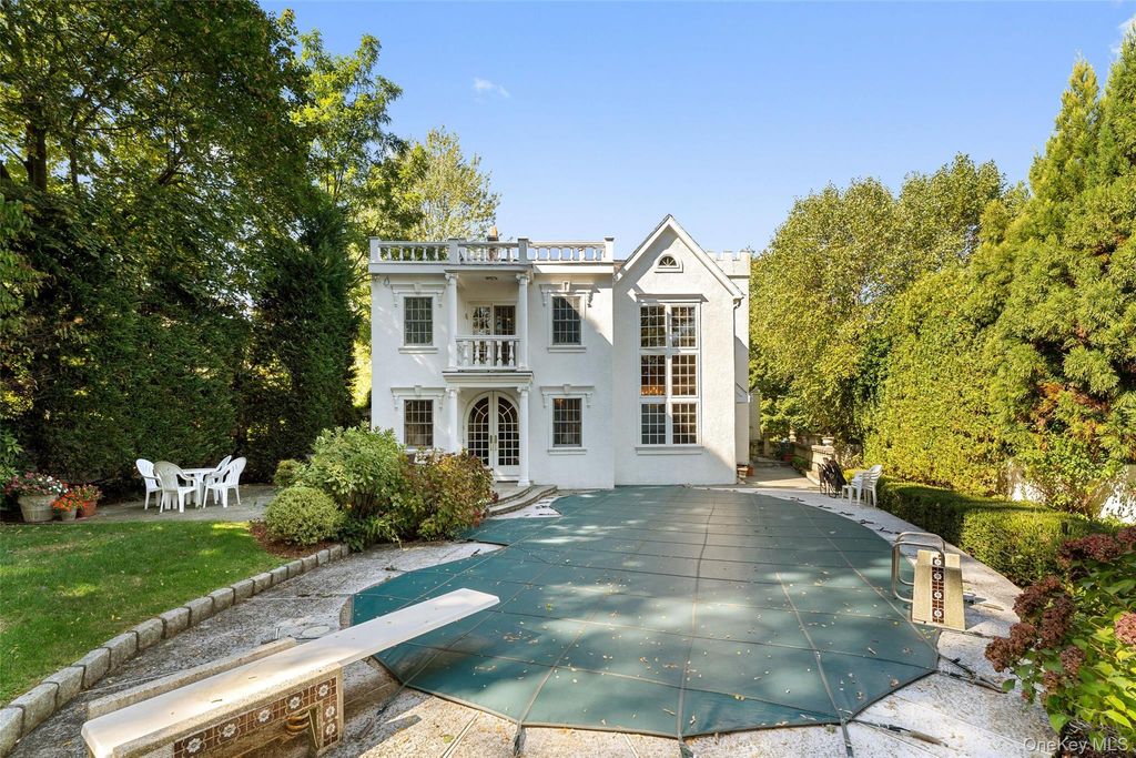 Photo of 12 Hewitt Avenue, Bronxville, NY 10708 (MLS # 921982)