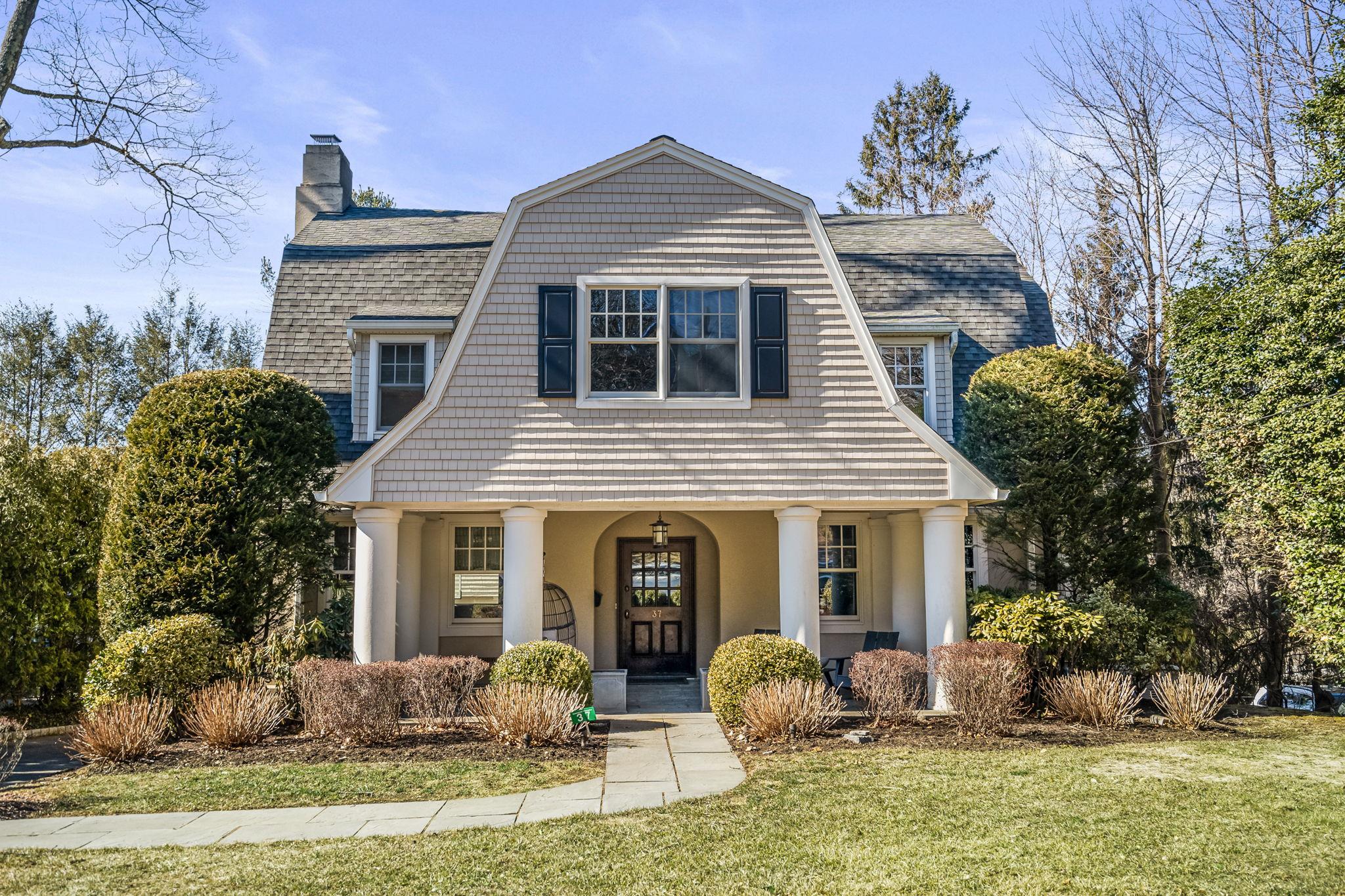 Walworth Avenue, Scarsdale, New York - 5 Bedrooms  
5 Bathrooms  
10 Rooms - 