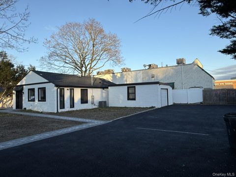 Photo of 2 Park Avenue, Greenvale, NY 11548 (MLS # 939796)