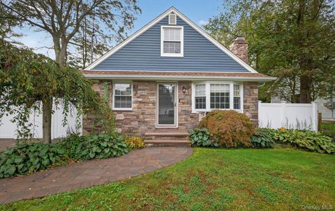 Photo of 82 Middlesex Avenue, Oakdale, NY 11769 (MLS # 920149)